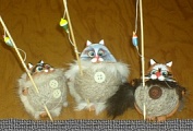 «Коты – рыболовы», глиняная игрушка, роспись. 2010 г.